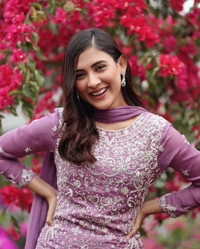 双手叉腰面带笑容的美女图片